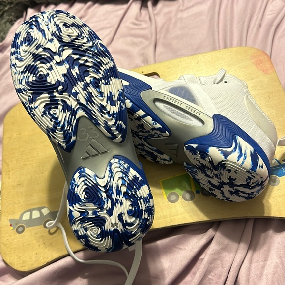 NWT LIGHTWEIGHT Adidas BASKETBALL SHOES WITH PLENTY OF STRUCTURE AND SUPPORT. - Picture 2 of 7